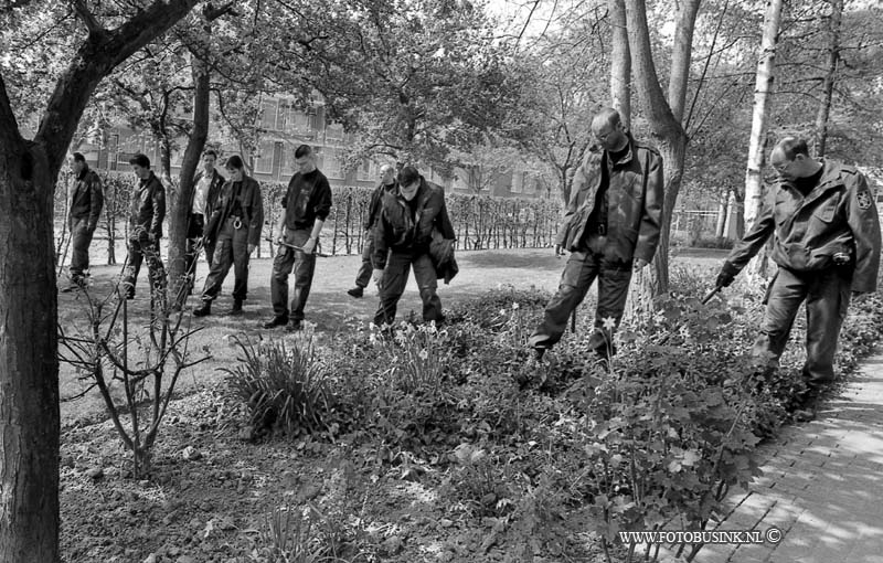 96042605.jpg - FOTOOPDRACHT:Dordrecht:26-04-1996:DORDRECHT VORRINKLAAN DRAMA ZOEKACTIE DOOR M.E. NAAR WAPEN VAN MOORD OP VROUWDeze digitale foto blijft eigendom van FOTOPERSBURO BUSINK. Wij hanteren de voorwaarden van het N.V.F. en N.V.J. Gebruik van deze foto impliceert dat u bekend bent  en akkoord gaat met deze voorwaarden bij publicatie.EB/ETIENNE BUSINK