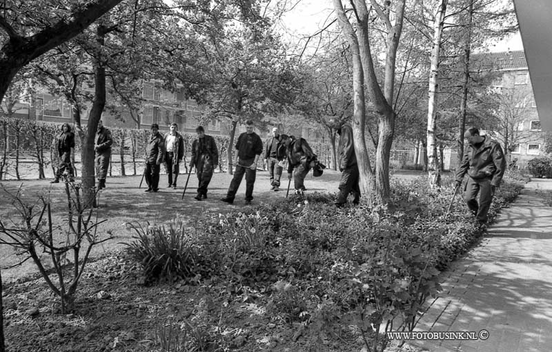 96042606.jpg - FOTOOPDRACHT:Dordrecht:26-04-1996:DORDRECHT VORRINKLAAN DRAMA ZOEKACTIE DOOR M.E. NAAR WAPEN VAN MOORD OP VROUWDeze digitale foto blijft eigendom van FOTOPERSBURO BUSINK. Wij hanteren de voorwaarden van het N.V.F. en N.V.J. Gebruik van deze foto impliceert dat u bekend bent  en akkoord gaat met deze voorwaarden bij publicatie.EB/ETIENNE BUSINK