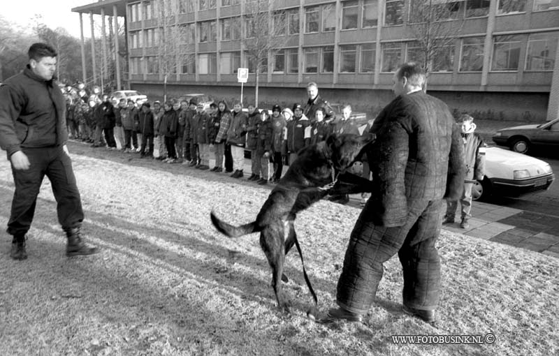 9607011601.jpg - FOTOOPDRACHT:dordrecht:16-01-1997:SCHOLEN BEZOEKEN POLITIEBURO NASSAUWEG EN KRIJGEN HONDENTRAINING ZIENDeze digitale foto blijft eigendom van FOTOPERSBURO BUSINK. Wij hanteren de voorwaarden van het N.V.F. en N.V.J. Gebruik van deze foto impliceert dat u bekend bent  en akkoord gaat met deze voorwaarden bij publicatie.EB/ETIENNE BUSINK