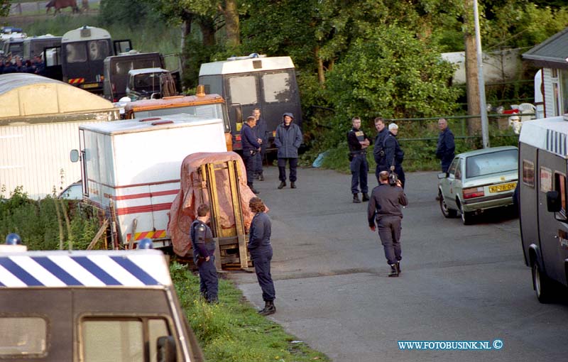 96070307.jpg - FOTOOPDRACHT:Dordrecht:03-07-1996:BOEK_NRPAGINA_NRPAGINA_REGNEGATIEF_NZWART_WITKLEUR_NEGDIGDIADATUMMAP-NRPLAATSADRESONDERWERPOMSCHRIJVIFOTOMAATLA_NR0237051T/M70546T/M51T/M29X1996-07-03DORDRECHTWIELDRECHTSE ZEEDIJKALGEMEENZEER GROTE INVAL OP WOONWAGENKAMP DOOR LEGER EN ME + POLITIEDeze digitale foto blijft eigendom van FOTOPERSBURO BUSINK. Wij hanteren de voorwaarden van het N.V.F. en N.V.J. Gebruik van deze foto impliceert dat u bekend bent  en akkoord gaat met deze voorwaarden bij publicatie.EB/ETIENNE BUSINK