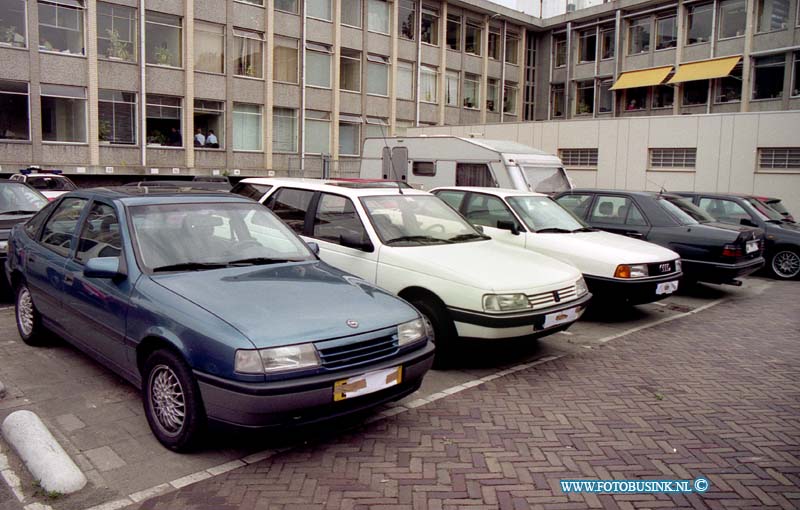 96070314.jpg - FOTOOPDRACHT:Dordrecht:03-07-1996:IN BESLAG GENOMEN GOEDEREN NA INVAL WOONWAGENKAMPDeze digitale foto blijft eigendom van FOTOPERSBURO BUSINK. Wij hanteren de voorwaarden van het N.V.F. en N.V.J. Gebruik van deze foto impliceert dat u bekend bent  en akkoord gaat met deze voorwaarden bij publicatie.EB/ETIENNE BUSINK