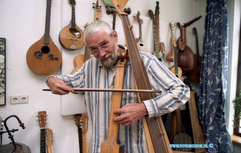 96072701.jpg - FOTOOPDRACHT:Dordrecht:25-07-1996:DORDRECHT VEST 79 MUZIEK MUZIEK MAKEN + INSTRUMENTEN MAKEN KUNST KOLBDeze digitale foto blijft eigendom van FOTOPERSBURO BUSINK. Wij hanteren de voorwaarden van het N.V.F. en N.V.J. Gebruik van deze foto impliceert dat u bekend bent  en akkoord gaat met deze voorwaarden bij publicatie.EB/ETIENNE BUSINK