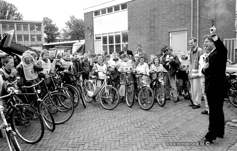 97051201.jpg - FOTOOPDRACHT:Dordrecht:12-05-1997:STARTSCHOT VERKEERSEXAMEN 600 LEERLINGEN DOOR WETHOUDERGERARD SCHOUW OP HET POLITIEBRUO AAN DE NASSAUWEGDeze digitale foto blijft eigendom van FOTOPERSBURO BUSINK. Wij hanteren de voorwaarden van het N.V.F. en N.V.J. Gebruik van deze foto impliceert dat u bekend bent  en akkoord gaat met deze voorwaarden bij publicatie.EB/ETIENNE BUSINK