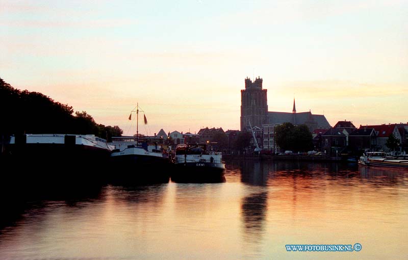 97072801.jpg - FOTOOPDRACHT:Dordrecht:28-07-1997:028-8913-8914-6T/M1-1T/M13-1997-07-28DORDRECHT KALKHAVEN NATUUR OCHTENDOPNAMES VAN KALKHAVEN EN GROTE KERK MET RODE GLOEDDeze digitale foto blijft eigendom van FOTOPERSBURO BUSINK. Wij hanteren de voorwaarden van het N.V.F. en N.V.J. Gebruik van deze foto impliceert dat u bekend bent  en akkoord gaat met deze voorwaarden bij publicatie.EB/ETIENNE BUSINK