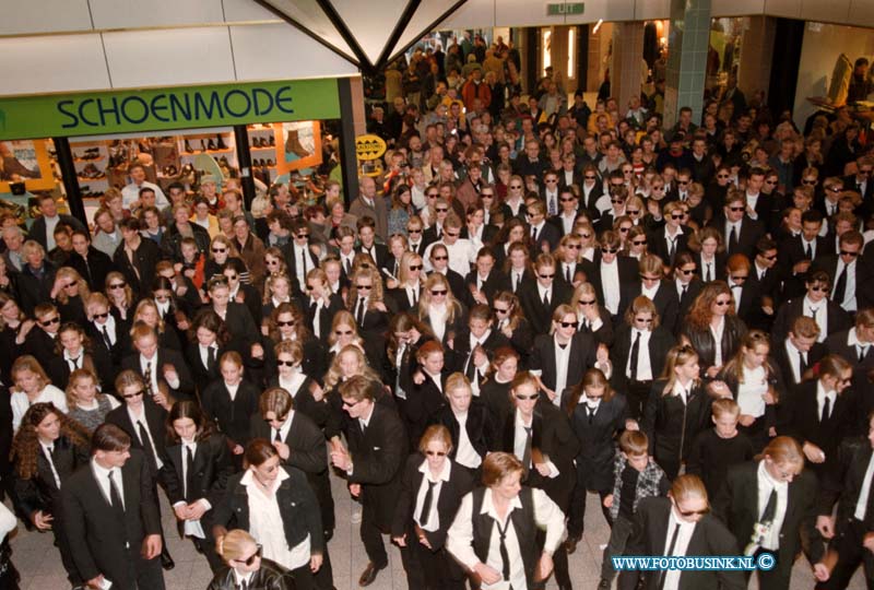 97102504.jpg - DE HIER ZWIJNDRECHT :Zwijndrecht.25-10-1997:dans marathon voor goede doel men in black wc walburg zwijndrechtDeze digitale foto blijft eigendom van FOTOPERSBURO BUSINK. Wij hanteren de voorwaarden van het N.V.F. en N.V.J. Gebruik van deze foto impliceert dat u bekend bent  en akkoord gaat met deze voorwaarden bij publicatie.EB/ETIENNE BUSINK