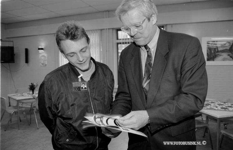 97111401.jpg - de stem van dordt:dordrecht;straatkrant;14-11-97de eertse straat krant van het leger des heils wordt officeel gekocht door wedh. veldhuizen bij het leger des heils in het kromhout 110 te dordrecht eb/ETIENNE BUSINK