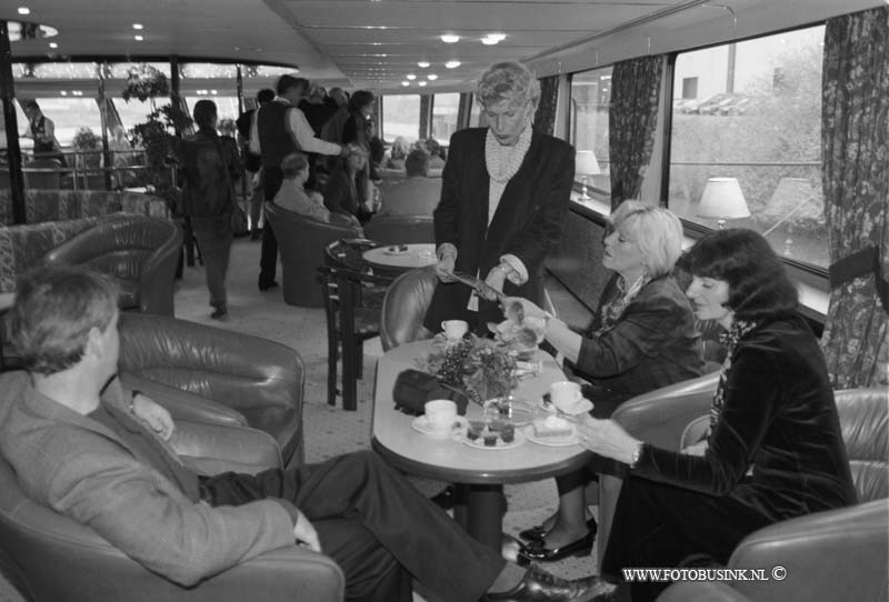 97111403.jpg - DE HIER ZWIJNDRECHT: CRUISSCHIP;ZWIJNDRECHT;14-11-97 bij van drimmel op de merwedestraat te zwijndrecht vertrok vrijdag ochtend een cruiseschip met bekende zwijndrechtse mensen onder leiding van het develpavijoen om een reisje per boot te gegaan maken voor een weekend  eb/ETIENNE BUSINK