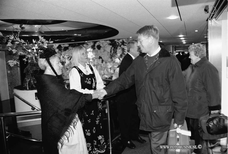 97111404.jpg - DE HIER ZWIJNDRECHT: CRUISSCHIP;ZWIJNDRECHT;14-11-97 bij van drimmel op de merwedestraat te zwijndrecht vertrok vrijdag ochtend een cruiseschip met bekende zwijndrechtse mensen onder leiding van het develpavijoen om een reisje per boot te gegaan maken voor een weekend  eb/ETIENNE BUSINK