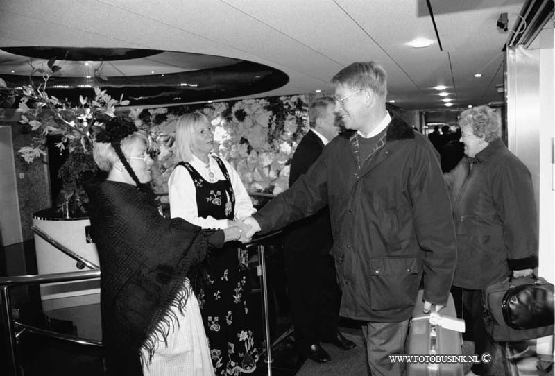 97111404.jpg - DE HIER ZWIJNDRECHT: CRUISSCHIP;ZWIJNDRECHT;14-11-97 bij van drimmel op de merwedestraat te zwijndrecht vertrok vrijdag ochtend een cruiseschip met bekende zwijndrechtse mensen onder leiding van het develpavijoen om een reisje per boot te gegaan maken voor een weekend  eb/ETIENNE BUSINK