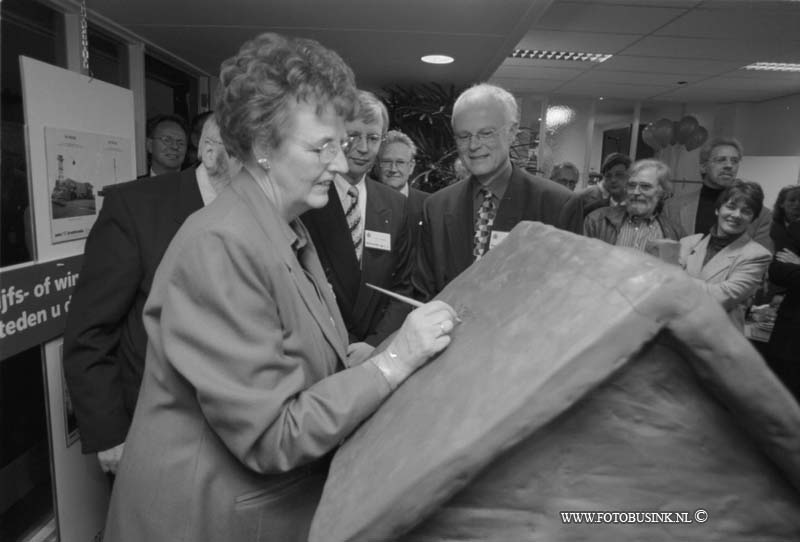 97111406.jpg - DE HIER ZWIJNDRECHT: ZWIJNDRECHT;OPENING;14-11-97burgermeester korperaal openend officeel drechtsteden makelaars passage 1 te zwijndrecht eb/ETIENNE BUSINK