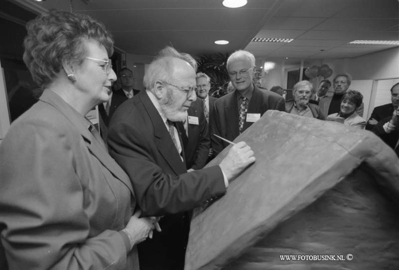 97111407.jpg - DE HIER ZWIJNDRECHT: ZWIJNDRECHT;OPENING;14-11-97burgermeester korperaal openend officeel drechtsteden makelaars passage 1 te zwijndrecht eb/ETIENNE BUSINK