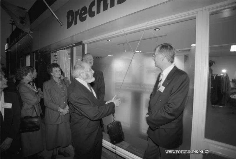 97111408.jpg - DE HIER ZWIJNDRECHT: ZWIJNDRECHT;OPENING;14-11-97burgermeester korperaal openend officeel drechtsteden makelaars passage 1 te zwijndrecht eb/ETIENNE BUSINK