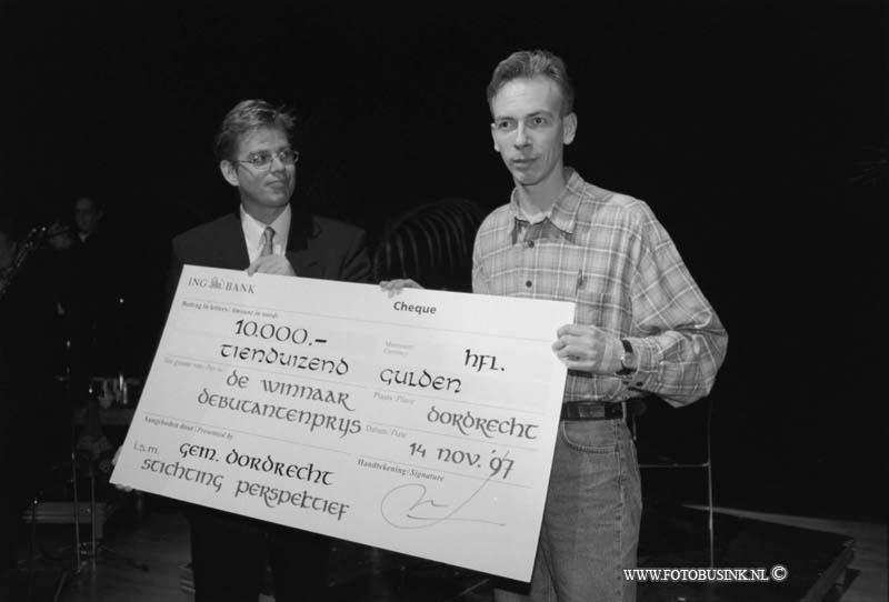 97111409.jpg - DE STEM VAN DORDT:PRIJSUIT;DORDRECHT;14-11-97de debutanten prijs uitrijking in dordrecht in het kunstmin in de kleinezaal op de foto de winnaar van het winnende boekeb/ETIENNE BUSINK