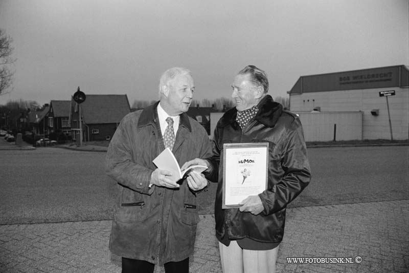 97111902.jpg - DSVD:BOEKJE;Dordrecht;19-11-97; overhandeging van boekje humor en herinneringen door piet de vlaming over amstelwijk bij cafe cher heerjansen aan de wieldrechtseweg dordt.   eb/ETIENNE BUSINK