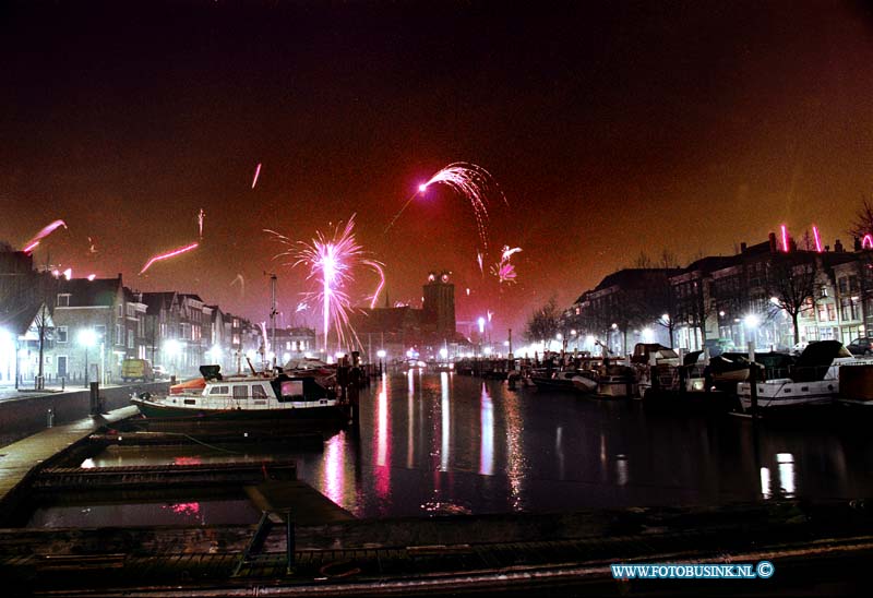 98010101.jpg - FOTOOPDRACHT:Dordrecht:01-01-1998:grote kerk met oud en nieuwe rond om in het vuurwerk tijdens de jaar wisselingDeze digitale foto blijft eigendom van FOTOPERSBURO BUSINK. Wij hanteren de voorwaarden van het N.V.F. en N.V.J. Gebruik van deze foto impliceert dat u bekend bent  en akkoord gaat met deze voorwaarden bij publicatie.EB/ETIENNE BUSINK