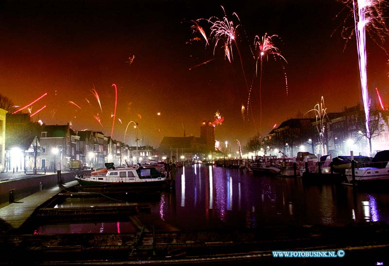 98010102.jpg - FOTOOPDRACHT:Dordrecht:01-01-1998:grote kerk met oud en nieuwe rond om in het vuurwerk tijdens de jaar wisselingDeze digitale foto blijft eigendom van FOTOPERSBURO BUSINK. Wij hanteren de voorwaarden van het N.V.F. en N.V.J. Gebruik van deze foto impliceert dat u bekend bent  en akkoord gaat met deze voorwaarden bij publicatie.EB/ETIENNE BUSINK