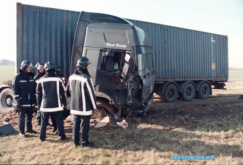 98020401.jpg - KUMGAUT:DORDRECHT;MOERDIJKGRUG RW A 16; ONGEVAL;04-02-1998;  Om ongeveer 14,00 uur heeft een vrachtwagen  een met pech stilstaande auto op de vluchtstrook op de moerdijkbrug rw a 16 niet gezien en reed met zijn vrachtauto over de aanhangerwagen en het personenbusje heen. de bestuurder was opslag dood van het busje.De rw a16 is de hele middag en avond over 2 rijbaanen gestremt geweest. ivm het onderzoek door de politie.      eb/ETIENNE BUSINK