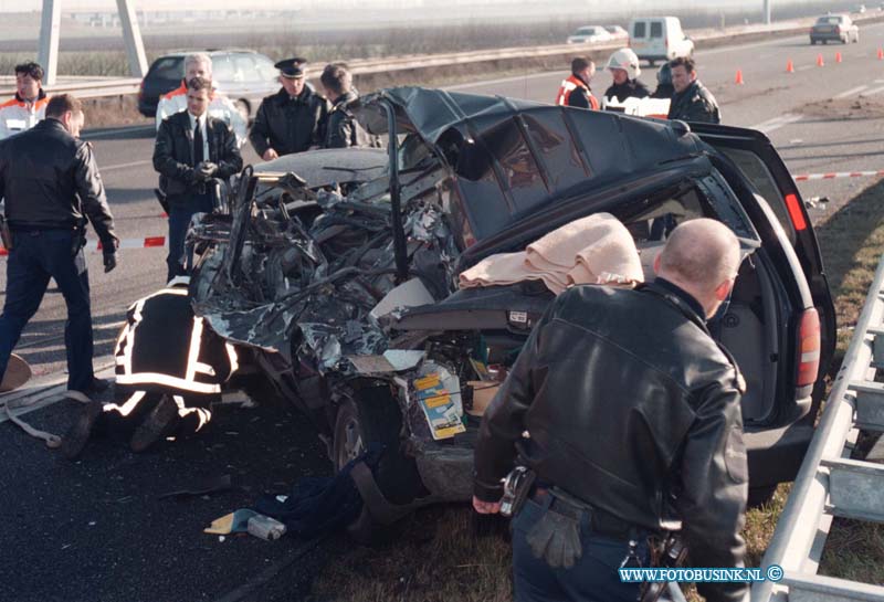 98020402.jpg - KUMQAUT:DORDRECHT;MOERDIJKGRUG RW A 16; ONGEVAL;04-02-1998;  Om ongeveer 14,00 uur heeft een vrachtwagen  een met pech stilstaande auto op de vluchtstrook op de moerdijkbrug rw a 16 niet gezien en reed met zijn vrachtauto over de aanhangerwagen en het personenbusje heen. de bestuurder was opslag dood van het busje.De rw a16 is de hele middag en avond over 2 rijbaanen gestremt geweest. ivm het onderzoek door de politie.      eb/ETIENNE BUSINK