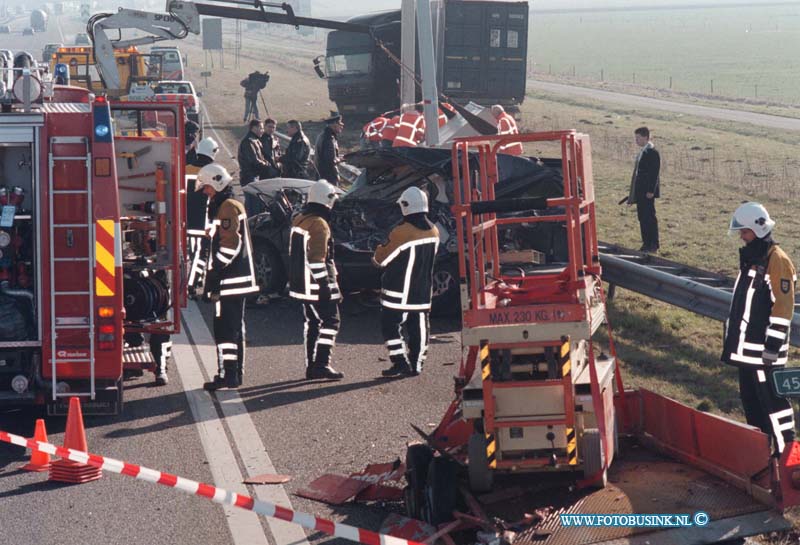 98020403.jpg - KUMQAUTDORDRECHT;MOERDIJKGRUG RW A 16; ONGEVAL;04-02-1998;  Om ongeveer 14,00 uur heeft een vrachtwagen  een met pech stilstaande auto op de vluchtstrook op de moerdijkbrug rw a 16 niet gezien en reed met zijn vrachtauto over de aanhangerwagen en het personenbusje heen. de bestuurder was opslag dood van het busje.De rw a16 is de hele middag en avond over 2 rijbaanen gestremt geweest. ivm het onderzoek door de politie.      eb/ETIENNE BUSINK