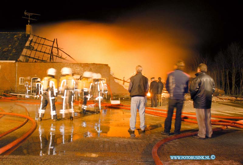 98020601.jpg - KUMQAUT:WAGENBERG;BOEDERIJBRAND:06-02-1998;Om ongeveer 01,15 uur heeft er een boerderijbrand gewoed in wagenberg op de zandkuil 6. De boerderij was van een brandweerman uit de zelfde plaats . Waar van net de brandweerdienst was opgeven in de kern van het dorp.De boerderij brandde volledig uit . eb/ETIENNE BUSINK