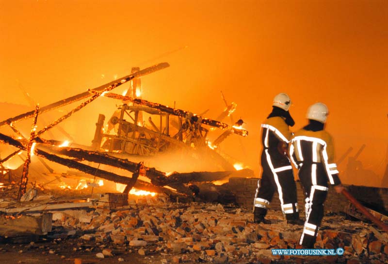 98020602.jpg - KUMQAUT:WAGENBERG;BOEDERIJBRAND:06-02-1998;Om ongeveer 01,15 uur heeft er een boerderijbrand gewoed in wagenberg op de zandkuil 6. De boerderij was van een brandweerman uit de zelfde plaats . Waar van net de brandweerdienst was opgeven in de kern van het dorp.De boerderij brandde volledig uit . eb/ETIENNE BUSINK