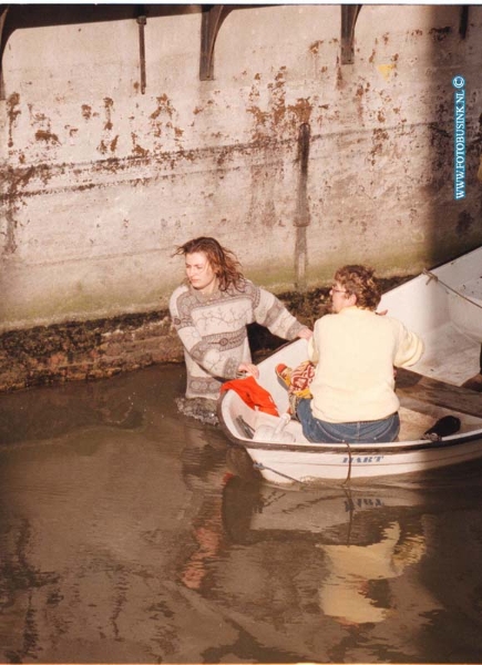 98022011.jpg - WFA:DORDRECHT: MOEDER RED KIND:VOORSTRAAT;20-02-98;Vanmiddag om ongeveer 12,00 uur viel een kindt in de voorstraat haven in dordrecht door een openstaand raam van de woning. De moeder zag dit gebeuren en sprong het kindt achter na de voorstraat haven in, moeder en kind werden gered door buurt bewonners met een bootje en voor onderzoek mee genomen naar het merwedeziekenhuis dordrecht.   eb/ETIENNE BUSINK