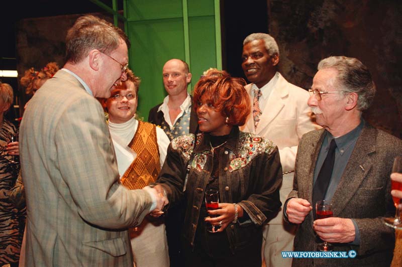 98022303.jpg - WFA;Dordrecht;schouwburg kunstmin; premiere van gillyheden avond om 19,00. met bekende gasten zoals dick bruna en greda havertong en hakim van sesamstraat en vera mann en karin bloemen met weeskinderen en speler van het theater stuk op de bune op de foto. eb/ETIENNE BUSINK