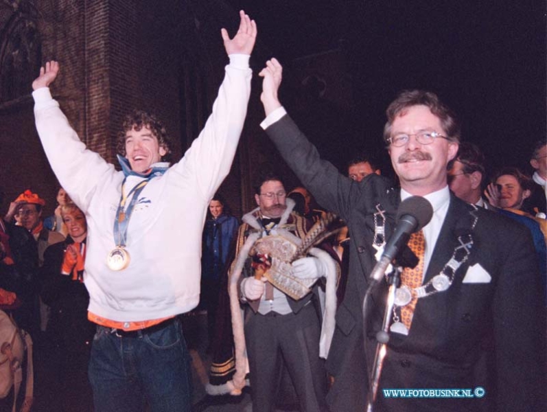 98022410.jpg - WFA;MADE;HULDIGING;24-02-98;De huldiging in Made van Gianni Romme op het podium voor het cultureel centrum samen met de burgemeester j.Elzinga  en plaatselijke carnavals prins huub den irste.  eb/ETIENNE BUSINK