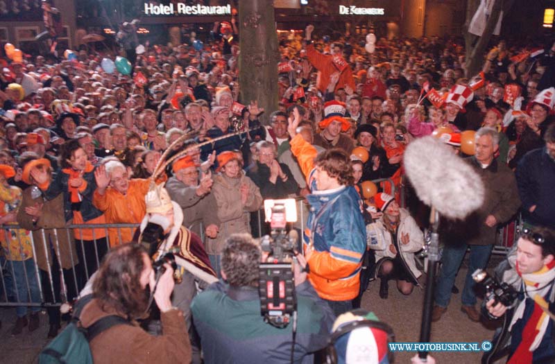 98022414.jpg - WFA;MADE;HULDIGING;24-02-98;De huldiging in Made van Gianni Romme voor het podium voor het cultureel centrum.  eb/ETIENNE BUSINK