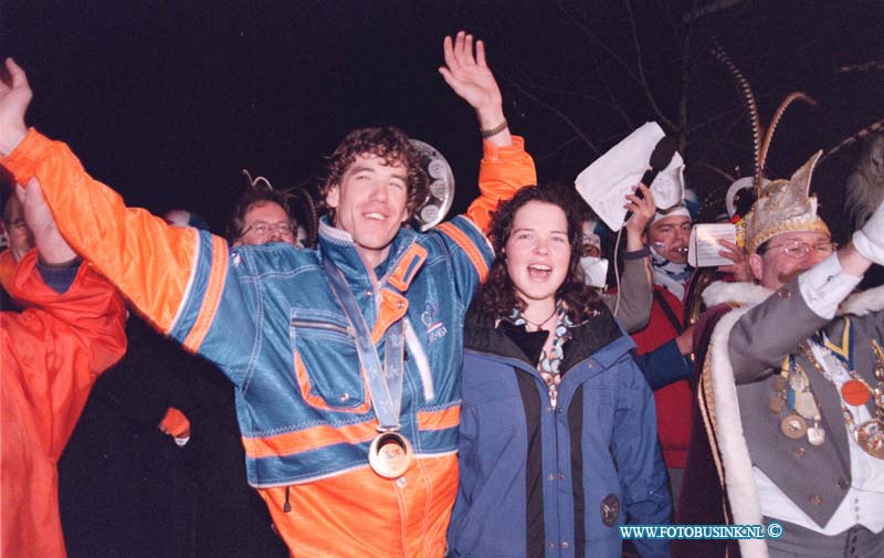 98022416.jpg - WFA;MADE;HULDIGING;24-02-98;De huldiging in Made van Gianni Romme op het podium voor het cultureel centrum samen met zijn vriendin en de plaatselijke carnavals prins huub den irste.  eb/ETIENNE BUSINK