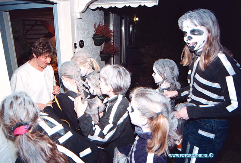 98022510.jpg - DE HIER ZWIJNDRECHT :oostendam:25-02-1998:SPEELTUIN OOSTENDAM HALLOWEENPARTY VOOR KINDEREN TRICK OR TREED Deze digitale foto blijft eigendom van FOTOPERSBURO BUSINK. Wij hanteren de voorwaarden van het N.V.F. en N.V.J. Gebruik van deze foto impliceert dat u bekend bent  en akkoord gaat met deze voorwaarden bij publicatie.EB/ETIENNE BUSINK