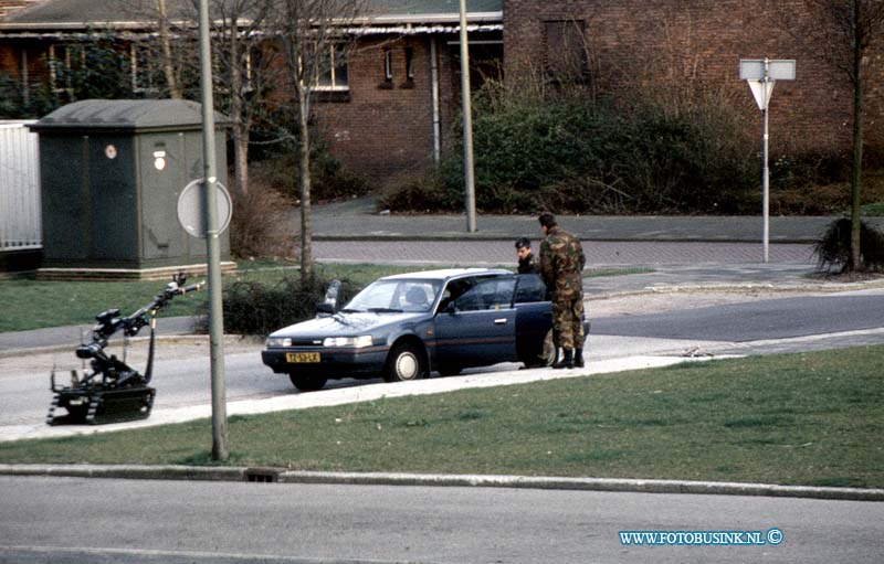 98031801.jpg - FOTOOPDRACHT:Dordrecht:18-03-1995:autobom melding voor politie buro nassauweg die daar geparkeerd stond van arressant. het leger komt de bom onschadelijk maken met speciale robotDeze digitale foto blijft eigendom van FOTOPERSBURO BUSINK. Wij hanteren de voorwaarden van het N.V.F. en N.V.J. Gebruik van deze foto impliceert dat u bekend bent  en akkoord gaat met deze voorwaarden bij publicatie.EB/ETIENNE BUSINK