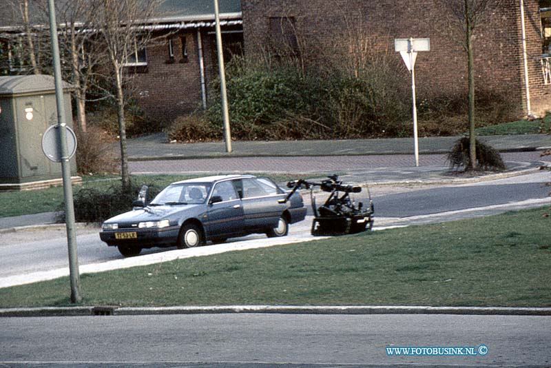 98031802.jpg - FOTOOPDRACHT:Dordrecht:18-03-1995:autobom melding voor politie buro nassauweg die daar gepaarkeerd stond van arressant. het leger komt de bom onschadelijk maken met speciale robotDeze digitale foto blijft eigendom van FOTOPERSBURO BUSINK. Wij hanteren de voorwaarden van het N.V.F. en N.V.J. Gebruik van deze foto impliceert dat u bekend bent  en akkoord gaat met deze voorwaarden bij publicatie.EB/ETIENNE BUSINK