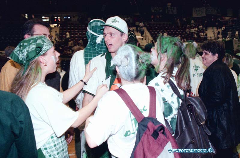 98032210.jpg - WFA;ROTTERDAM;NEDERLANDS KAMPIOENSCHAP ZAALKORFBAL;AHOY;Een spannende westrijd werd het tussen Die Hage uit Den Haag en PKC uit Papendrecht de laaste won en werd nederlands akmpioenzaalkorf bal 1998de fan's bouwde een groot feest in het ahoy met de speelers van PKC.mb/FOTOPERSBURO BUSINK/michel sterrenberg