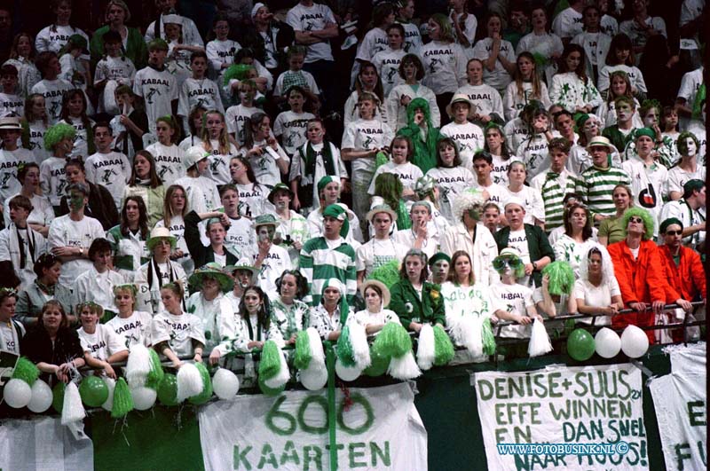 98032211.jpg - WFA;ROTTERDAM;NEDERLANDS KAMPIOENSCHAP ZAALKORFBAL;AHOY;Een spannende westrijd werd het tussen Die Hage uit Den Haag en PKC uit Papendrecht de laaste won en werd nederlands akmpioenzaalkorf bal 1998de fan's bouwde een groot feest in het ahoy op de tribune.mb/FOTOPERSBURO BUSINK/michel sterrenberg