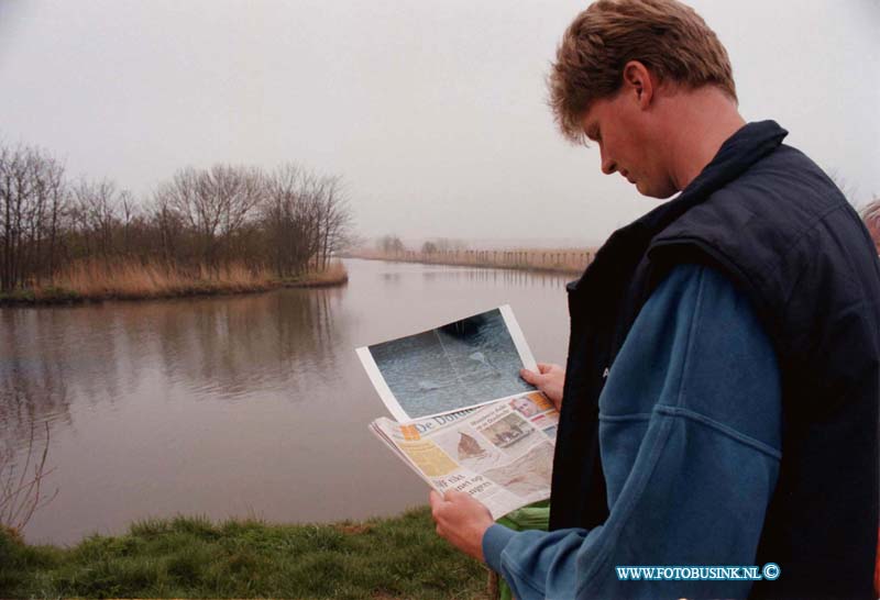 98032711.jpg - WFA;Dordrecht;oosthaven;27-03-98; Diverse onderzoekers uit het hele land hebben gereageerd op het monster van dordrecht. Omdat het nog steeds niet bekend is wat het nu voor een verschijning is. Sommige zeggen een 1 april grap, Andere beweren een reuzachtige vis te hebben waar genomen. op de foto is serge van doesum van de stichting aqua hollandia ( die alls van zoetwater visen afweet. ) foto's aan het bekijken die gisteren zijn gemaakt door een fotograaf en bekijkt een krant waar diverse foto's in staan over het monster van dordt zoals het beest genoemt wordt.Later gaat serge ook te water na  dat hij zelf het moster gezien heeft. Volgendeweek gaan ze infarood camera's uitzetten om het ( monster beest ) te onder zoeken zolang blijft het een publieks trekker voor dordrecht.  eb/ETIENNE BUSINK