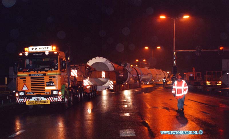 98032713.jpg - WFA;Appeldoorn/Shell Moerdijk;27-03-98;Een lengtetransport van 72 meter het langste ooit in nederland over het wegennet vervoerd. Onder vond terhoogte van dordrecht afslag rw a16 s'gravendeel om 2,30 uur nog al wat hinder.Maar niet te min kon met slechts 2,5 uur vertraging het transport om 4,00 uur midden nacht aankomen bij shell in moerdijk. Vanmiddag zal er nog zo'n zelfde transport door van der vlist worden uitgevoerd.    eb/ETIENNE BUSINK