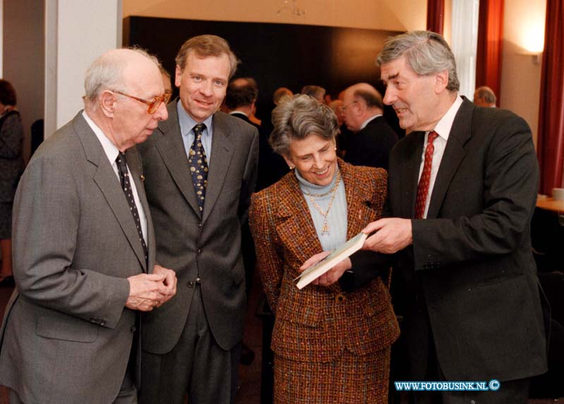 98032910.jpg - WFA:DEN HAAG:BOEK LUBBERS:28-03-1998:Oud-premier Ruud Lubbers presenteerde op het CDA-partijbureau in Den Haag te midden van vele politieke vrienden  van de huidige en de vorige generatie zijn boek Geloof in de Samenleving. Het boek handelt over Christen-Democratie in 3 generaties, portretten van politieke kopstukken als Ruys de Beerenbrouck, Marga Klompe en auteur Lubbers zelf vormen de rode draad.. Het eerste exemplaar werd aangeboden aan oud-premier Jelle Zijlstra. Op de foto vlnr:Jelle Zijlstra, Jaap de Hoop Scheffer,mevr. Tulleken (kleindochter Ruys) en Ruud Lubbers. dh/FOTOPERSBURO BUSINK/DIRK HOL