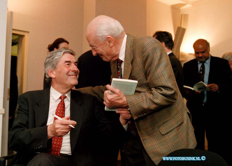 98032911.jpg - WFA:DEN HAAG:BOEK LUBBERS:28-03-1998:Oud-premier Ruud Lubbers presenteerde op het CDA-partijbureau in Den Haag te midden van vele politieke vrienden  van de huidige en de vorige generatie zijn boek Geloof in de Samenleving. Het boek handelt over politieke kopstukken als Ruijs de Beerenbrouck, Marga Klompe, Jelle Zijlstra en over de auteur zelf. Het eerste exemplaar werd aangeboden aan Jelle Zijlstra. Op de foto coryfee Norbert Schmelzer die van de gelegenheid  gebruik maakte en Ruud Lubbers zijn exemplaar liet signeren. dh/FOTOPERSBURO BUSINK/DIRK HOL