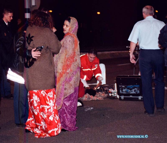 98032913.jpg - WFA;Dordrecht;Ongeval 6 zwaar gewonden;29-03-98;Om middennacht vond op de provinicaleweg/rechte zandwegin Dordrecht een aanrijding plaats tussen 2 personenauto's. Waar bij  3 oudere damens zwaargewond raakte en bekneld kwamen te zitten in hun autowrak de brandweer had een uur nodig om deze mensen uit hun wrak te halen. de 2 gezinnen in de andre auto werden uit hun voertuig geslingerd en lagen overal over de weg. De weg was urenlang gestermt voor het verkeer.             eb/ETIENNE BUSINK