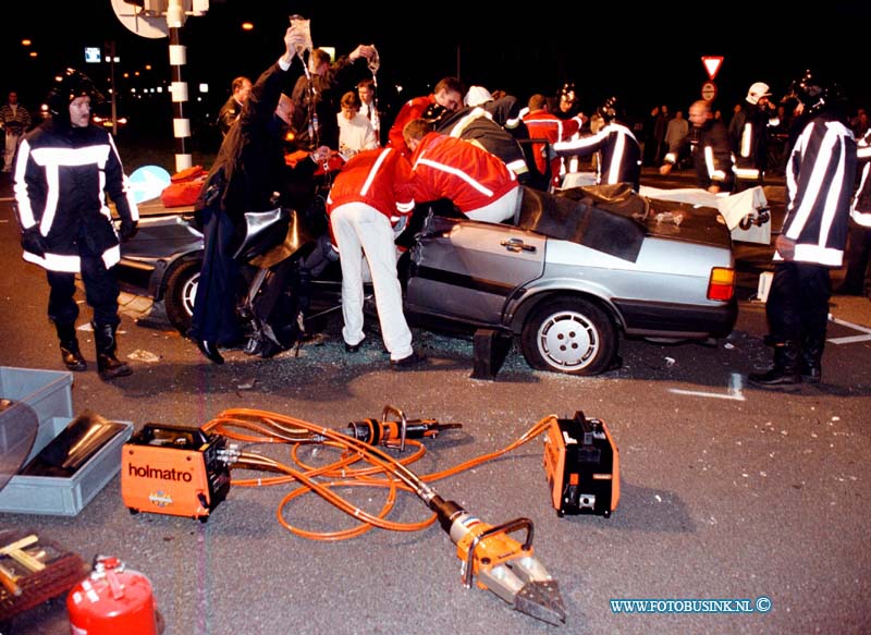 98032914.jpg - WFA;Dordrecht;Ongeval 6 zwaar gewonden;29-03-98;Om middennacht vond op de provinicaleweg/rechte zandwegin Dordrecht een aanrijding plaats tussen 2 personenauto's. Waar bij  3 oudere damens zwaargewond raakte en bekneld kwamen te zitten in hun autowrak de brandweer had een uur nodig om deze mensen uit hun wrak te halen. de 2 gezinnen in de andre auto werden uit hun voertuig geslingerd en lagen overal over de weg. De weg was urenlang gestermt voor het verkeer.             eb/ETIENNE BUSINK