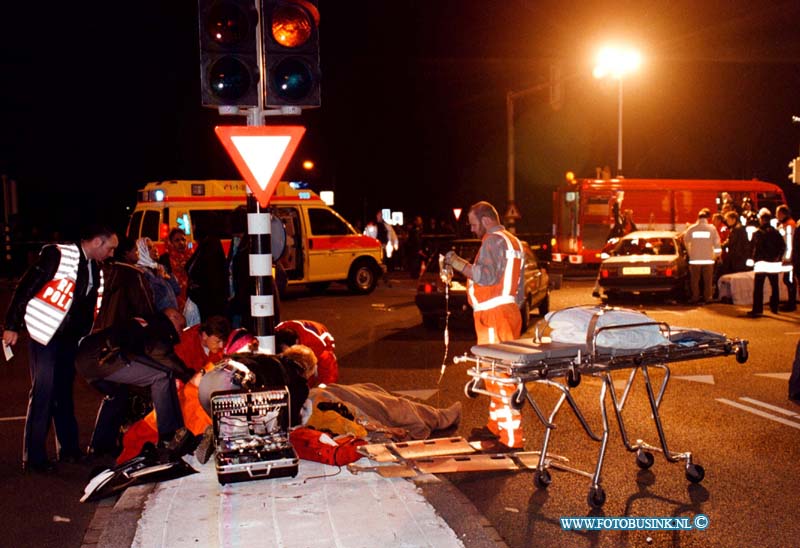 98032915.jpg - WFA;Dordrecht;Ongeval 6 zwaar gewonden;29-03-98;Om middennacht vond op de provinicaleweg/rechte zandwegin Dordrecht een aanrijding plaats tussen 2 personenauto's. Waar bij  3 oudere damens zwaargewond raakte en bekneld kwamen te zitten in hun autowrak de brandweer had een uur nodig om deze mensen uit hun wrak te halen. de 2 gezinnen in de andre auto werden uit hun voertuig geslingerd en lagen overal over de weg. De weg was urenlang gestermt voor het verkeer.             eb/ETIENNE BUSINK