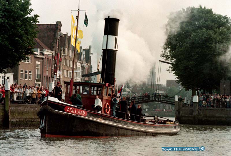 98060511.jpg - WFA;Dordrecht;START DORDT IN STOOM;05-06-1998; de start van het grootste stoom evenement van europa dordt in stoom begon vanavond met een vloot van 20 stoomschependie voor de kades van dordt langs voeren  vele duidende mensen kekken toe naar het stoom geweld dat langs kwam.eb/ETIENNE BUSINK