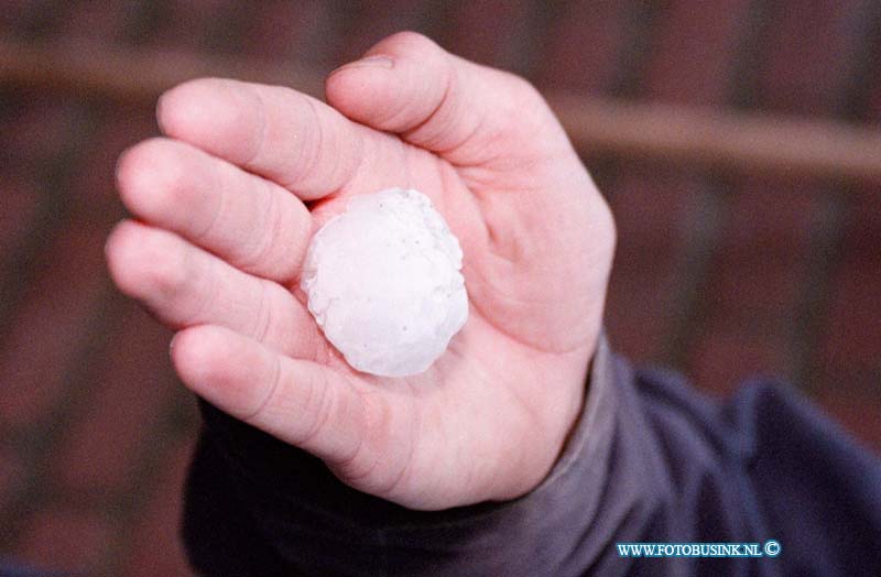 98060701.jpg - KUMQAUT;HENDRIK IDO AMBACHT;NOODWEER;06-06-1998;Het noordweer van zaterdag namiddag heeft voor miljoenenschade aan gericht in h.i.ambacht en alblasserdam  ( ZH ).de hagelsteen waren zo groot als eieren en het water zorgde voor veel waterschade. de hagelstennen zorgde in de glas tuinbouw alleen al voor miljoenen aan glasschade en oostschade. ook raakt vele duizende auto's in beide plaatsen beschadigt door de ennorme hagelstennen.op de foto ; een hagelsteen die zo groot als een ei is.EB/ETIENNE BUSINK