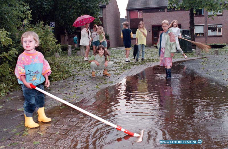 98060717.jpg - WFA;HENDRIK IDO AMBACHT;NOODWEER;06-06-1998;Het noordweer van zaterdag namiddag heeft voor miljoenenschade aan gericht in h.i.ambacht en alblasserdam  ( ZH ).de hagelsteen waren zo groot als eieren en het water zorgde voor veel waterschade. de hagelstennen zorgde in de glas tuinbouw alleen al voor miljoenen aan glasschade en oostschade. ook raakt vele duizende auto's in beide plaatsen beschadigt door de ennorme hagelstennen.op de foto ; Kinderen spelen in het water in H.I.A. op de ring na dat de storm is gaan liggen bijkijken de ouders de schade.EB/ETIENNE BUSINK