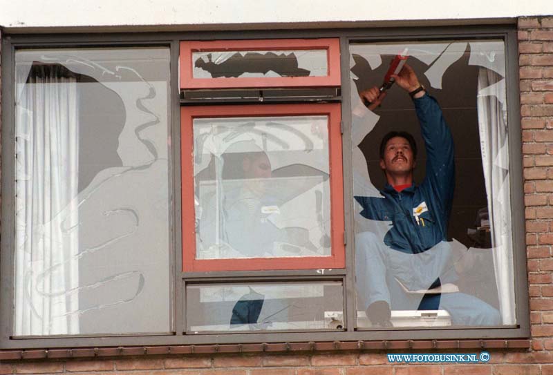 98060801.jpg - KUMQAUT;ALBLASSERDAM;RAVAGE NA NOODWEER;08-06-1998;Glas zetters zijn de hele dag in de weer geweest om alle ruiten die kapot waren in de flat aan de van oldenbarneveldstraat in alblasserdam met nood ruiten te repareren. er zat letterlijk geen ruit meer in de hele flat.eb/ETIENNE BUSINK