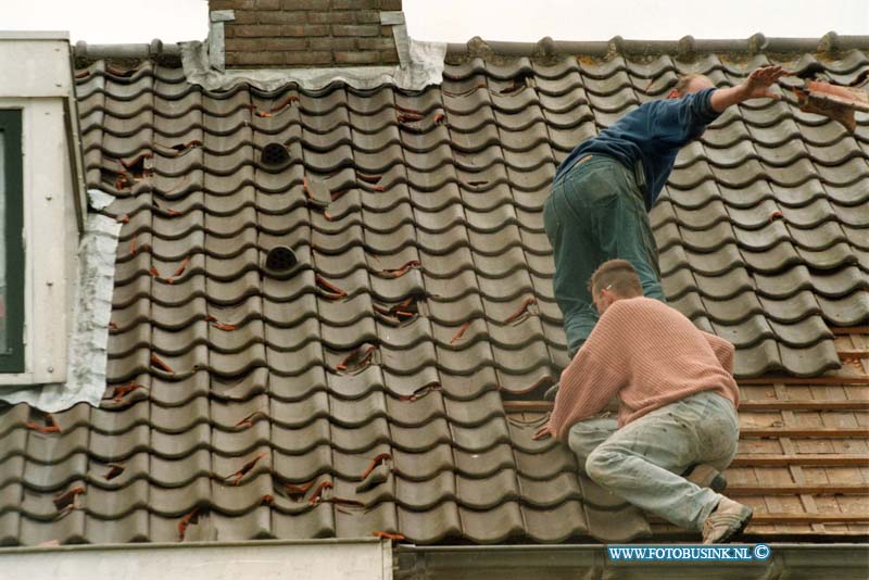 98060802.jpg - KUMQAUT;ALBLASSERDAM;RAVAGE NA NOODWEER;08-06-1998;DAKBEDEKKERS zijn de hele dag in de weer geweest om alle kapot dakpannen te vervangen of zeilen te spannen.ze denken nog minimaal drie weken werk te hebben om alle daken in de alblasserdamse wijk te vervangenfoto; dakdekkers in de troelstrastraat aan het werk.eb/ETIENNE BUSINK