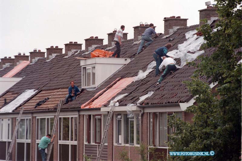 98060810.jpg - WFA;ALBLASSERDAM;RAVAGE NA NOODWEER;08-06-1998;DAKBEDEKKERS zijn de hele dag in de weer geweest om alle kapot dakpannen te vervangen of zeilen te spannen.ze denken nog minimaal drie weken werk te hebben om alle daken in de alblasserdamse wijk te vervangenfoto; dakdekkers in de troelstrastraat aan het werk.eb/ETIENNE BUSINK