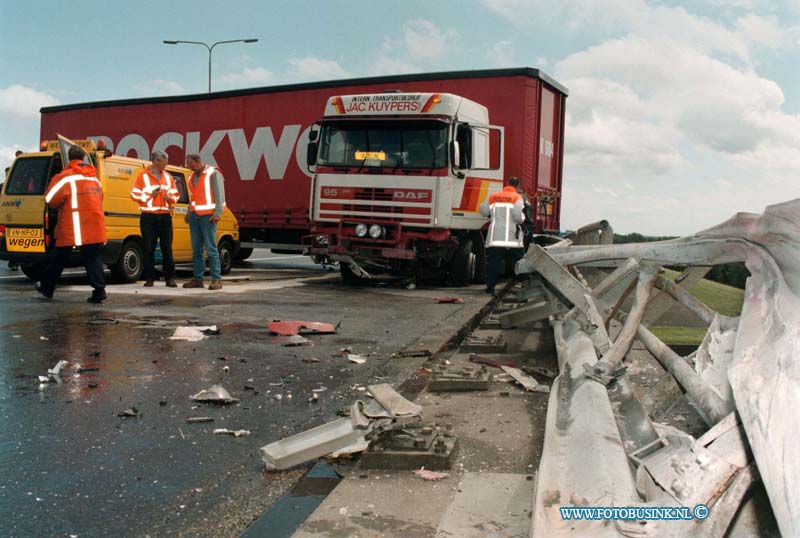 98061001.jpg - KUMQAUT;HARINGVLIETBURG;BRABANT;NOODWEER;10-06-98;Door het noodweer van vanmiddag raakt een vrachtwagen geschaard op de rw a29 richting roosendaal en ramde door de vangrieel.er werdt een zoek aktie op touw gezet door de brandweer omdat de bestuurder mogelijk over de brug uit zijn kabine te water was geraakt . dit bleek niet zo te zijn en na een half uur vonden ze de schrokken chauffeur in een andere truk een eind verder op. eb/ETIENNE BUSINK