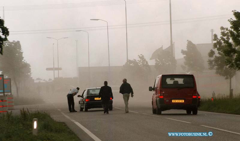 98061011.jpg - WFA;MOERDIJK;EXSPLOSIE BIJ GENTENAAR;10-06-98;Het noodweer maakt het blussen van de brand na de explosie bij tankcleaning van gentenaar op het industrieterrein van moedrijk extra moeilijk.eb/ETIENNE BUSINK